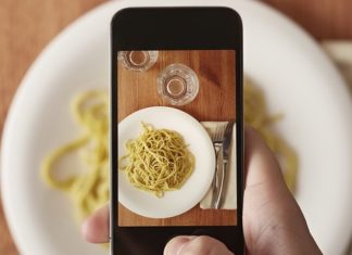Los chinos “capturan” la comida con sus Smartphones