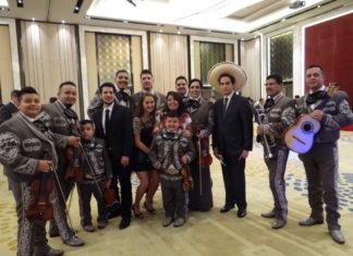 Alegre celebración del Grito de Independencia Mexicano