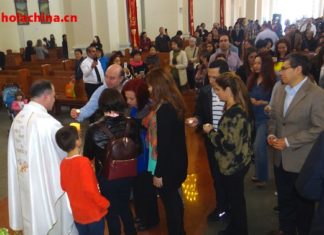 Ceremonia solidaria por las víctimas de Ecuador