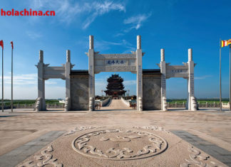 Recorriendo el templo Chong Yuan