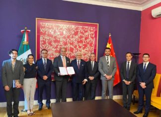 Certificado de reconocimiento otorgado por la Cámara de comercio de México al Embajador de México en China